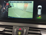 リヤビューカメラの映像と、PDC(パーク ディスタンス コントロール)による車両の後方にある障害物までの距離を、信号音とビジュアル表示します。