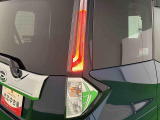 視認性の高いカスタム専用デザインのLEDリヤランプ(テールランプ/ストップランプ)で省電力・長寿命化を実現。