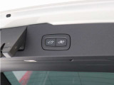 テールゲートには、スイッチ一つで開閉可能な電動開閉機能を採用。ダッシュボードとテールゲートに設置されたボタンを押すだけで自動的に開閉します。