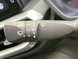 ワイパーに関する表示がレバーにまとまり、操作内容を確認しやすい仕様です。天候の変化に合わせて手元で扱いやすく、雨の日の運転を支える便利な装備です。
