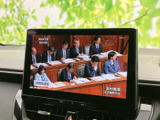 停車中に楽しめるTV機能。休憩時間などにニュースや番組をチェックできます。長距離ドライブも快適に過ごせます。