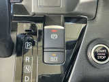 スイッチを引くだけで、パーキングブレーキが作動する電動パーキングブレーキと、停車時にブレーキを持続的にキープ、ペダルを常に踏む必要がなく、アクセルで即時発進するオートブレーキホールドです!