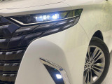 【LEDヘッドライト】悪天候や夜間走行時も良好な視界を確保し安心して運転できる高輝度LEDヘッドライトを装備!点灯速度が早く、消費電力も抑えられています。