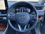手元に複数のスイッチを備え、運転姿勢を保ちながら各種操作を行いやすい配置です。メーターも正面に収まり、視線を大きく移さずに確認できるため、日常の運転を支えます。