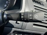 【オートライト(AUTO)】外の明るさをシステムが感知して、自動でヘッドライトが点灯します。ヘッドライトをつけ忘れを防ぐ便利機能です。