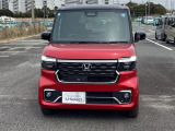 LEDヘッドライトは、本当に明るくて安全です。暗い夜道からお客様を守ってくれます。運転しやすいですし、自慢にもなるかも?黄色いハロゲンライトと見比べてください。