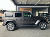 【ホイールアーチ】台形ホイールアーチはJeep伝統のデザインです。採用している理由は諸説ありますが、オフロードを走行する際にタイヤとボディが干渉しあわないよう配慮した作りにするためとなります。