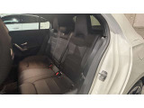 メルセデスのシートは少し硬めになっております。長時間の運転の際、適度な反発があることでお尻や腰の負担を減らす効果が御座います。