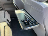 後部座席用のテーブル。格納可能。車内での飲食に便利です。