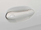コンフォートアクセスはドアハンドルを握るだけで開錠 斜線に触れるだけで施錠できます。