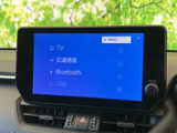 テレビや交通情報、Bluetooth、USBなどの選択肢が画面に並び、使いたいメニューを見つけやすい構成です。普段の音楽や情報収集など、日々の車内時間に役立ちます。