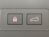 【パワーバックドア】スマートキーや運転席のボタンを押すだけでリアゲートが自動で開閉します!荷物を持っている時や、高い位置にあるバックドアを閉める際に便利な機能です♪