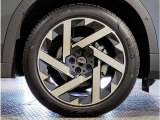アロイは英語で合金を意味しますが、車の世界ではアルミ製のホイールを指します。大衆車のホイールは製造コストが安いスチール(鉄)でできていますが、アルミ(アルミ合金)製ホイールは軽いのが特徴です。
