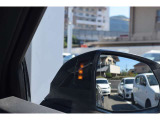 後方から車両が接近した際にドライバーへ知らせる、サイドアシストの警告表示。安全確認をサポートする便利な装備です。