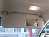 運転席側バニティミラー付きのサンバイザーです。ちょっと鏡を見たい時などに便利な装備です。
