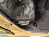 痛みの出やすい運転席シートの角、フロアマット、座面、ともに良好です