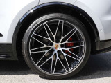 F:255/40R22、R:295/35R22