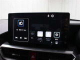 スマホをつなぐと、いつものアプリがクルマで使える「9インチディスプレイオーディオ」を装備しています。フルセグTV、AM/FM(ワイドFM対応)、Bluetooth、USB端子に対応しています。