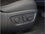 【パワーシート】電動で座面を前後上下に動かすことができます。簡単に運転しても疲れにくい姿勢に調整できます。