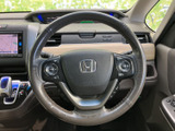 手元に複数のスイッチがまとまり、運転姿勢を保ちながら各種機能を扱いやすい配置です。メーターやナビ画面も見渡しやすく、日常の運転を便利に支えます。
