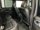 【リアシート】屋根までの高さがある車のため、大人の方でも圧迫感が少なく乗車出来ます。足元は広く取られているため、ゆったりとお乗り頂けます。