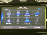 自宅や名称、周辺施設など、複数の方法から目的地を選べるメニューを表示しています。ジャンル検索や郵便番号入力も選択でき、行き先に合わせて使い分けやすい便利な装備です。