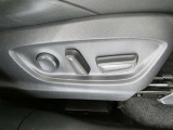 運転席パワーシート搭載。微妙な調整が手軽にでき、ピッタリのポジションで運転することが可能です。