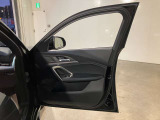 アンビエントライト:直接照明と間接照明を組み合わせて車内を印象深く演出し、寛ぎに満ちたインテリアの雰囲気を生み出します。