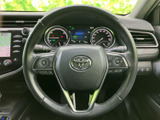 手元に複数のスイッチがまとまり、運転姿勢を保ちながら各種機能を操作しやすい仕様です。メーターを見ながら扱いやすく、日常の運転をサポートします。
