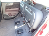 ◆チップアップ&ダイブダウン機構付【ULTR SEAT】は後席座面を左右分割で跳ね上げることができます。トランクで積載できない背の高い荷物をラクラク収納できます。ホンダ車ならではの人気装備です。