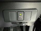 コーナーセンサーを車の前後に装備。障害物までの距離に応じて警告音を変えてお知らせ。縦列駐車時や駐車場・車庫などでの取り回しをサポートします。詳細は販売店スタッフまでおたずねください。