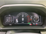 速度や燃料残量、各種車両情報を画面上で確認でき、運転に必要な情報をひと目で把握しやすい配置です。表示が整理されているので、日々の運転時にも確認しやすく安心です。