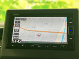 地図上に道路や現在地の目印が表示され、周辺の位置関係を把握しやすい画面です。縮尺や案内情報を確認しながら、行き先までのルート設定に役立てられます。