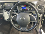 握りやすい形状で、運転席からメーターや中央画面にも目を配りやすいレイアウトです。前方を見ながら手元の操作に移りやすく、日常の運転に馴染みます。