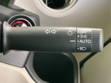 方向指示とライト類の表示がレバーにまとまり、手元で確認しやすい配置です。AUTOの表記もあり、日常の点灯操作をスムーズに行いやすい便利な装備です。