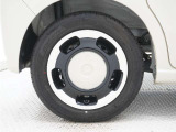 ◆純正ホイール装着車◆シンプルなデザインのホイールキャップ付きです。