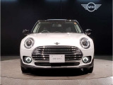 MINIのフロントグリルのデザインはイギリスで生まれた当初から、シルバーのサイドバーが折り重なった伝統的なデザインで御座います。その伝統はBMWのお車になってからでも少しずつ形を変えて守られております