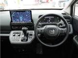 運転にかかわる様々な操作を安全に行えるように視点移動が少なく、操作性に配慮されたスイッチ類が凝縮されたコクピットです。