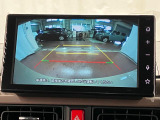 【バックカメラ】 駐車時に車両後方の様子を見ることができるので、運転の不安を軽くします。