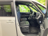 前席は運転席まわりまで見渡しやすい配置で、乗り込んだ際の視界もすっきり。座面や足元にゆとりが感じられ、毎日の移動でも落ち着いて過ごせる空間です。