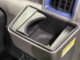 運転席側掘り込み式カップホルダー
