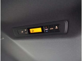 左右独立温度コントロールフルオートエアコンです。運転席、助手席それぞれで独立して温度設定ができます。冷え性の方が乗っても安心ですね♪