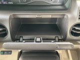 運転席前に小物置き場があります