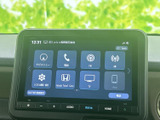 ナビや電話、FM・AM、テレビなどのメニューを一覧で確認でき、必要な機能を選びやすい画面です。各項目がアイコンで整理されており、目的に合わせて機能を探しやすく、日常の操作にも便利です。