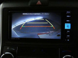 バックガイドモニター付き。車両後方の映像をナビ画面に表示し、駐車などの後退操作をサポートします。