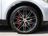F:255/40R22、R:295/35R22