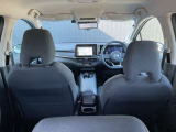 広々とした視界を体感でき、運転席まわりもゆったりしています。