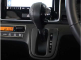 【シフトレバー】シフトもとても操作しやすいデザインになっております。運転する人の事を第一に考えた操作性の高い仕様です。