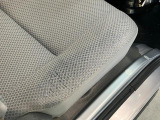運転席シートに擦れや使用感がございますので写真で状態をご確認ください。必要に応じて修理・交換のご希望がございましたら申し受けいたします。
