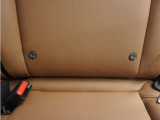 ◆ISOFIX◆シートベルトいらずでチャイルドシートと固定金具を連結するだけでガッチリ固定できます。